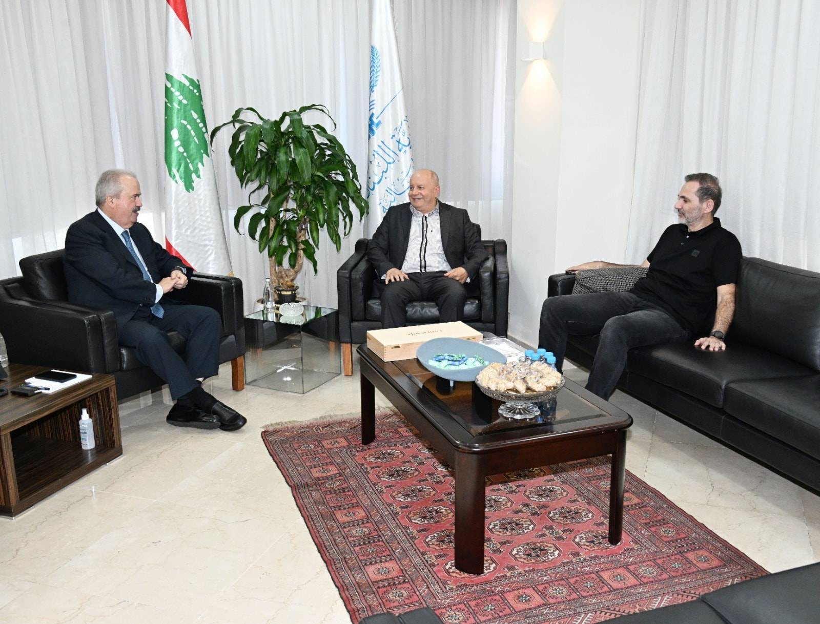 الأسمر يطالب بصرف الرواتب الإضافية ويرفض أي زيادة على الـTVA