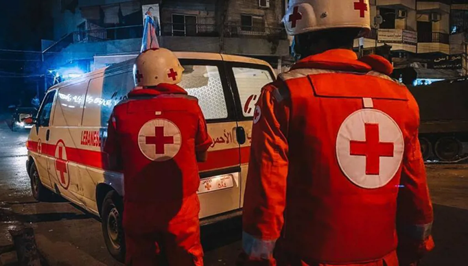 لغم من مخلفات الاحتلال "الإسرائيلي" يصيب فريقًا للصليب الأحمر في زوطر الشرقية