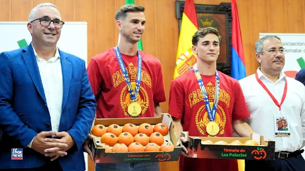 طماطم بوزن كل لاعب... كيف احتفلت بلدة إسبانية بـ فابيان رويز وغافي بعد تتويج المونديال؟