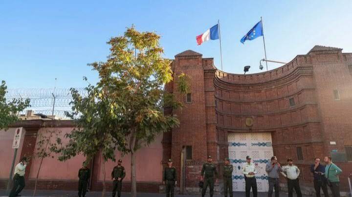 فرنسا تُجلي موظفي سفارتها من طهران بعد احتجاز دبلوماسيين