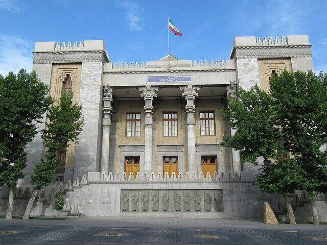 الخارجية الإيرانية تتوعد: قرار بريطانيا بشأن القواعد العسكرية لن يمرّ بلا عواقب