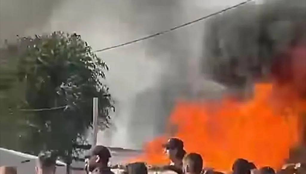 حريق داخل مخيم للنازحين السوريين في المنية