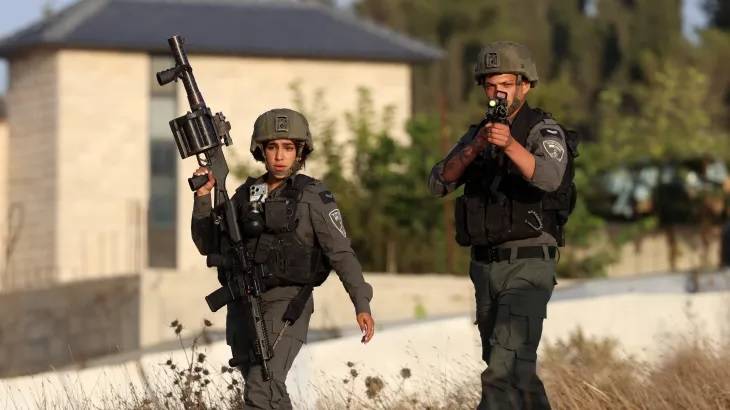 الاحتلال يمنع آلاف العمال الفلسطينيين من دخول مستوطنات الضفة الغربية حتى إشعار آخر