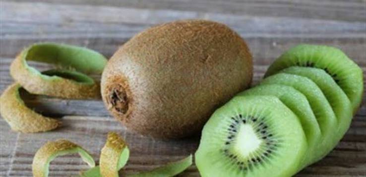 قشرة الكيوي.. فوائد غذائية وحالات تستدعي الحذر