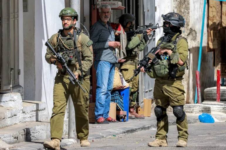 إصابة فلسطيني واعتقال اثنين خلال اعتداءات مستوطنين في الضفة الغربية