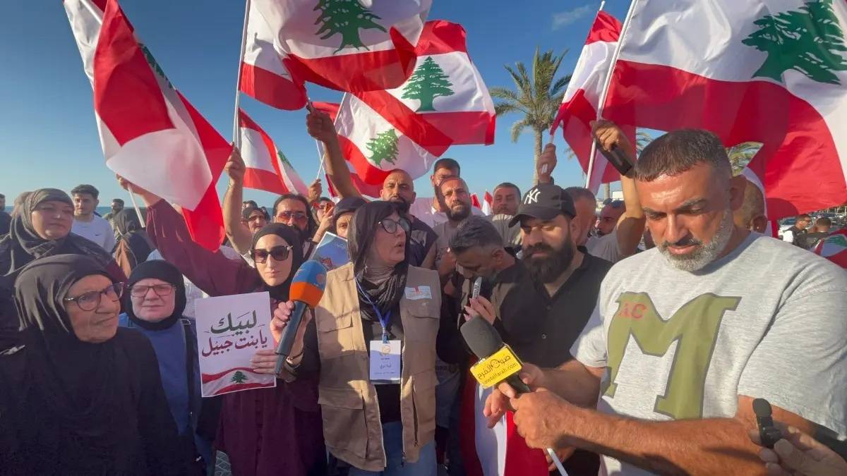 أهالي بنت جبيل يحتجون في صور رفضًا لجرف مقابر ذويهم