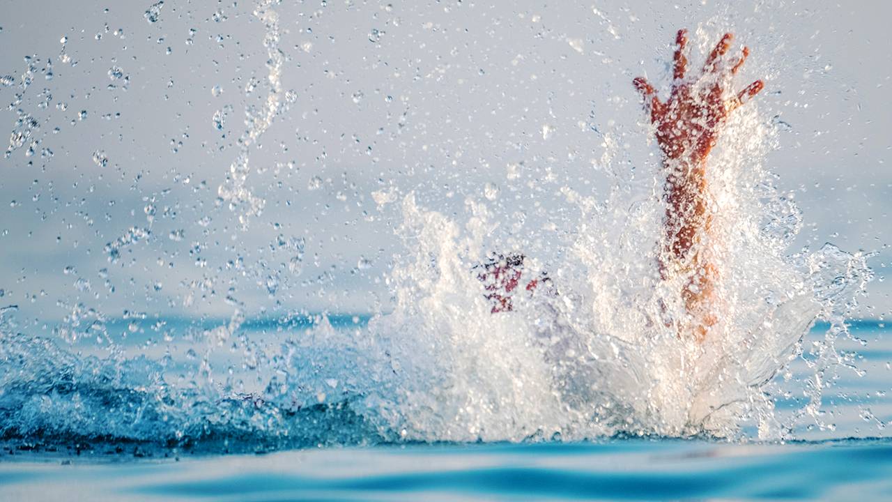 بالفيديو: خطوات قد تنقذ حياتك من الغرق!