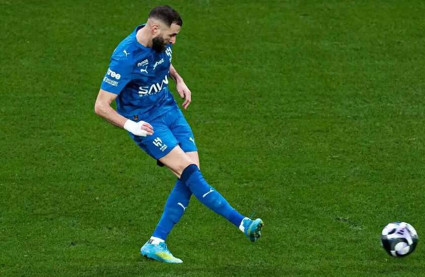 رحيل مفاجئ لبنزيما من معسكر الهلال قبل انطلاق الموسم الجديد