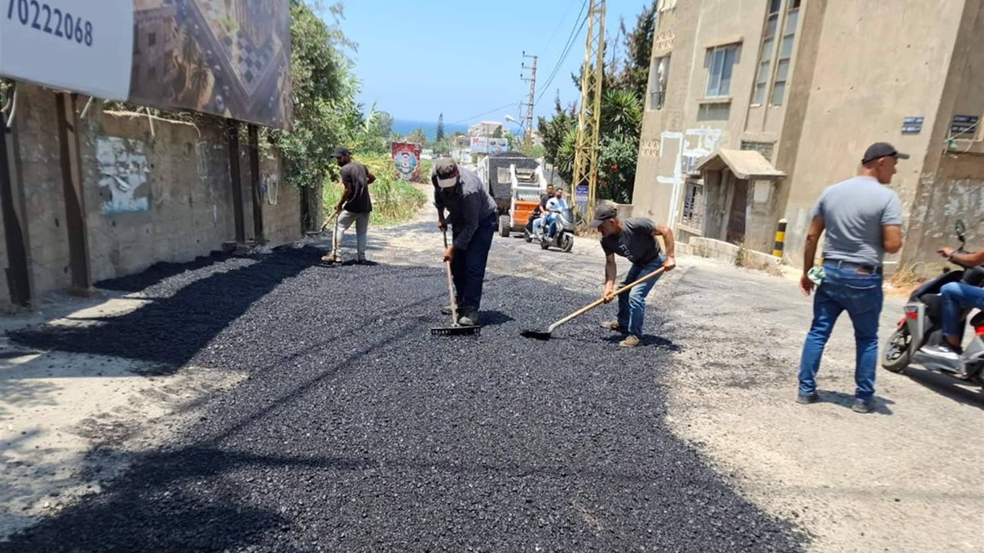 بلدية صيدا تستكمل أعمال تزفيت وصيانة الشوارع والبنية التحتية