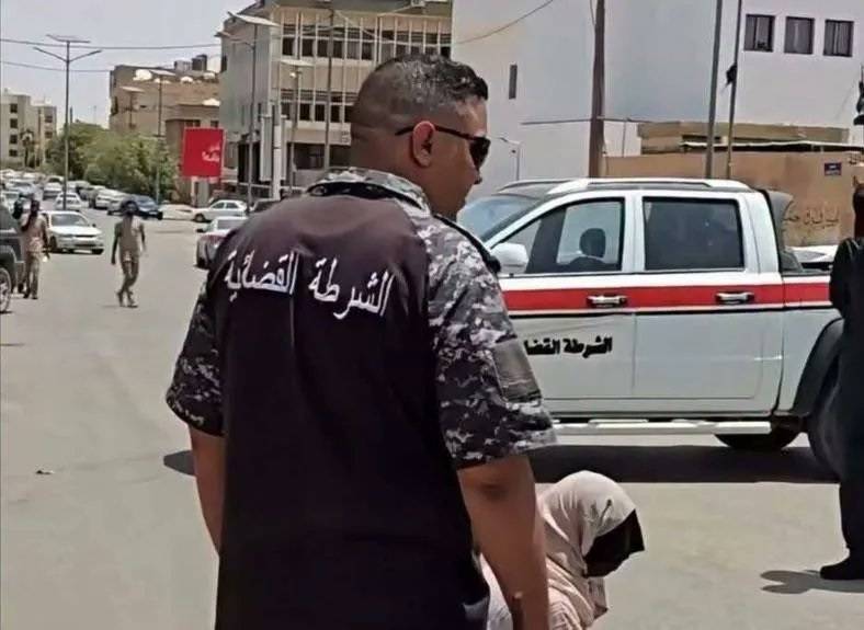"التصوير لا يعد من إجراءات التنفيذ"... كيف تفاعلت السلطات الليبية مع فيديو تنفيذ عقوبة "الزنا" بحق امرأة؟