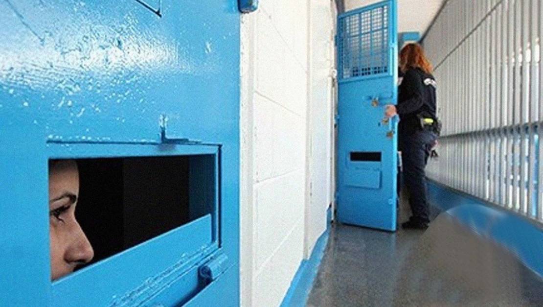 مكتب إعلام الأسرى: قمع وحشي بحق أسيرات سجن الدامون