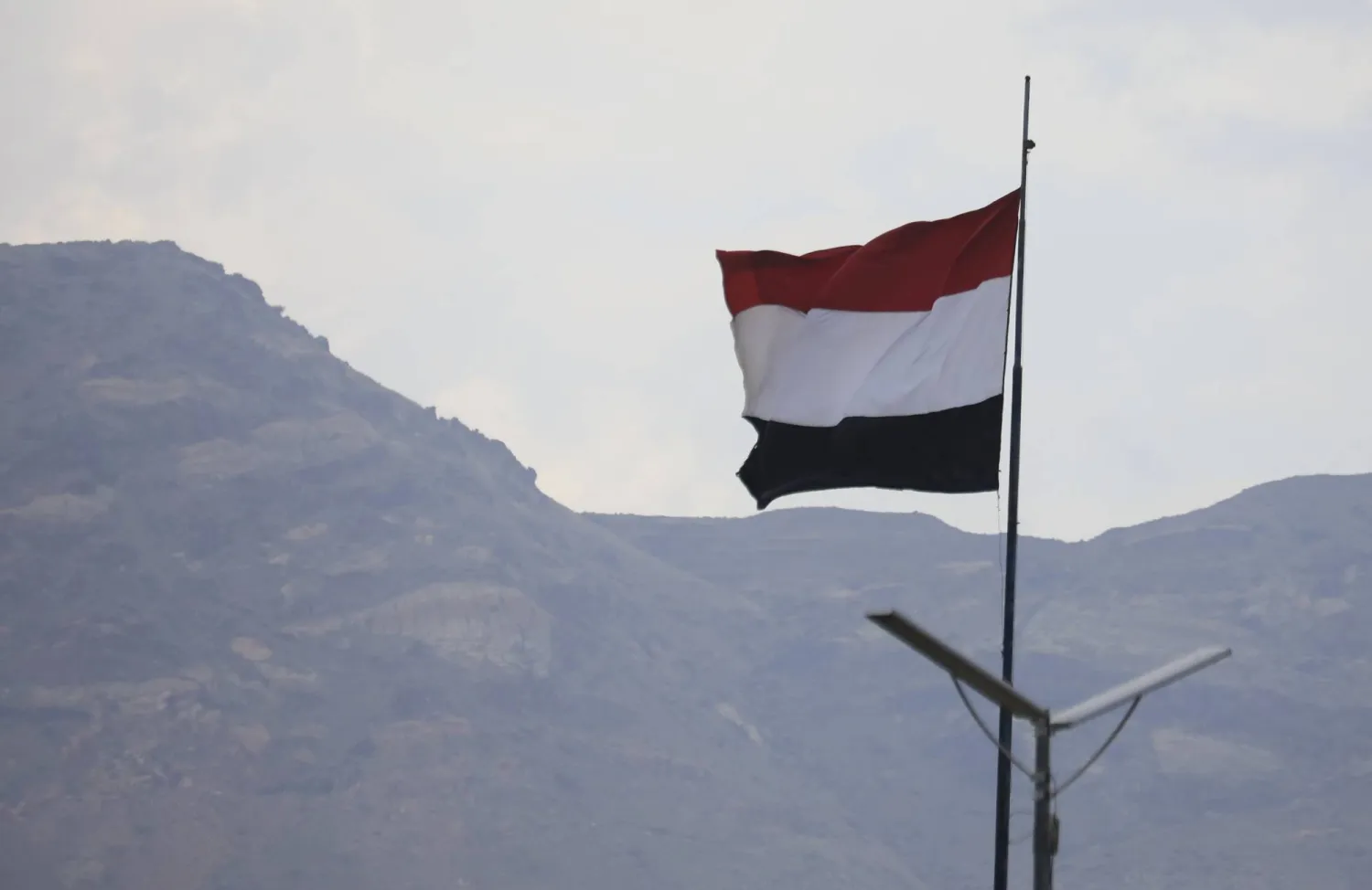 رويترز: القوات اليمنية تقصف مواقع للحوثيين في مأرب والجوف