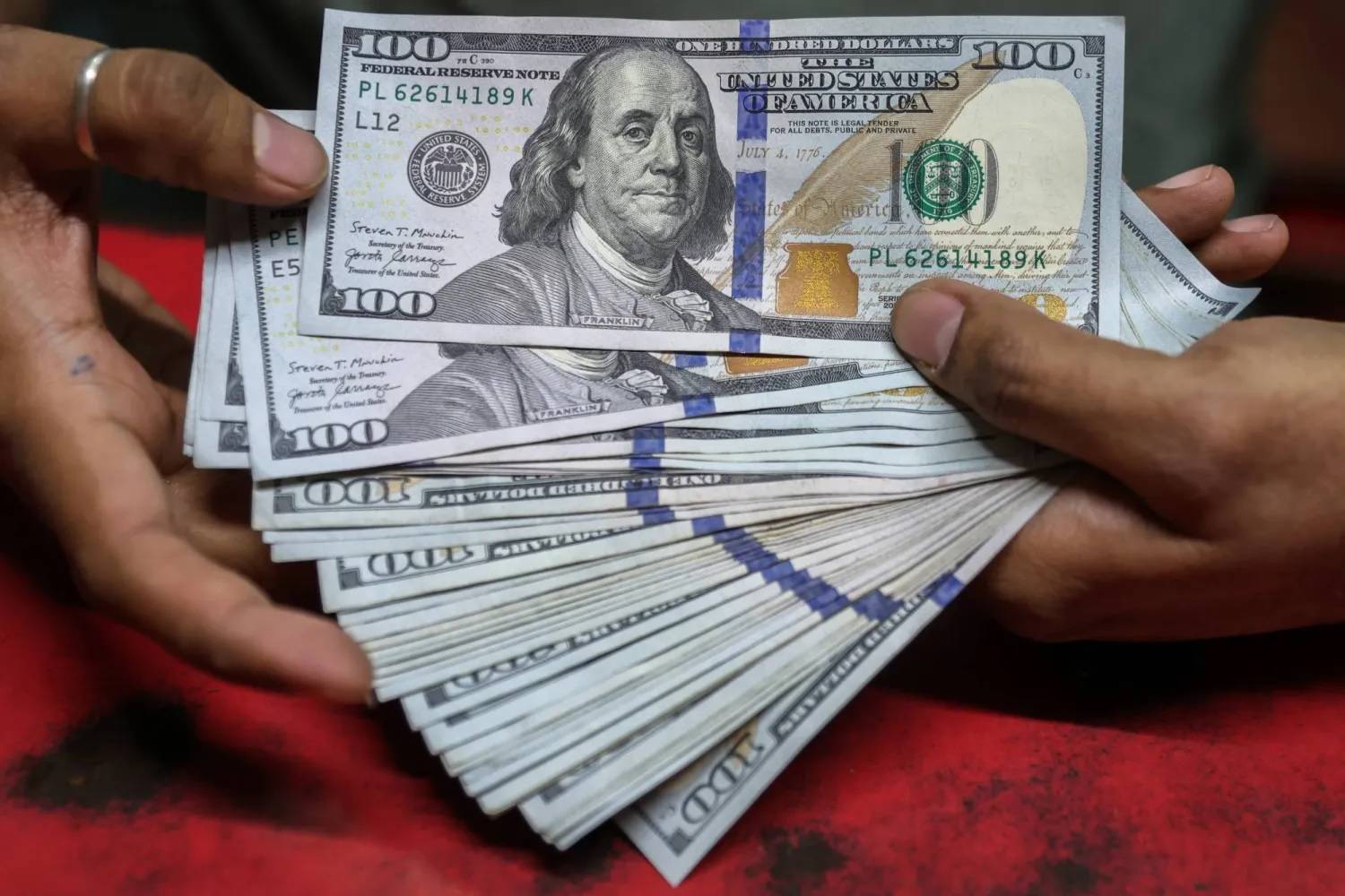 بعد وقف الضربات الأميركية... كيف تحركت أسعار العملات العالمية؟