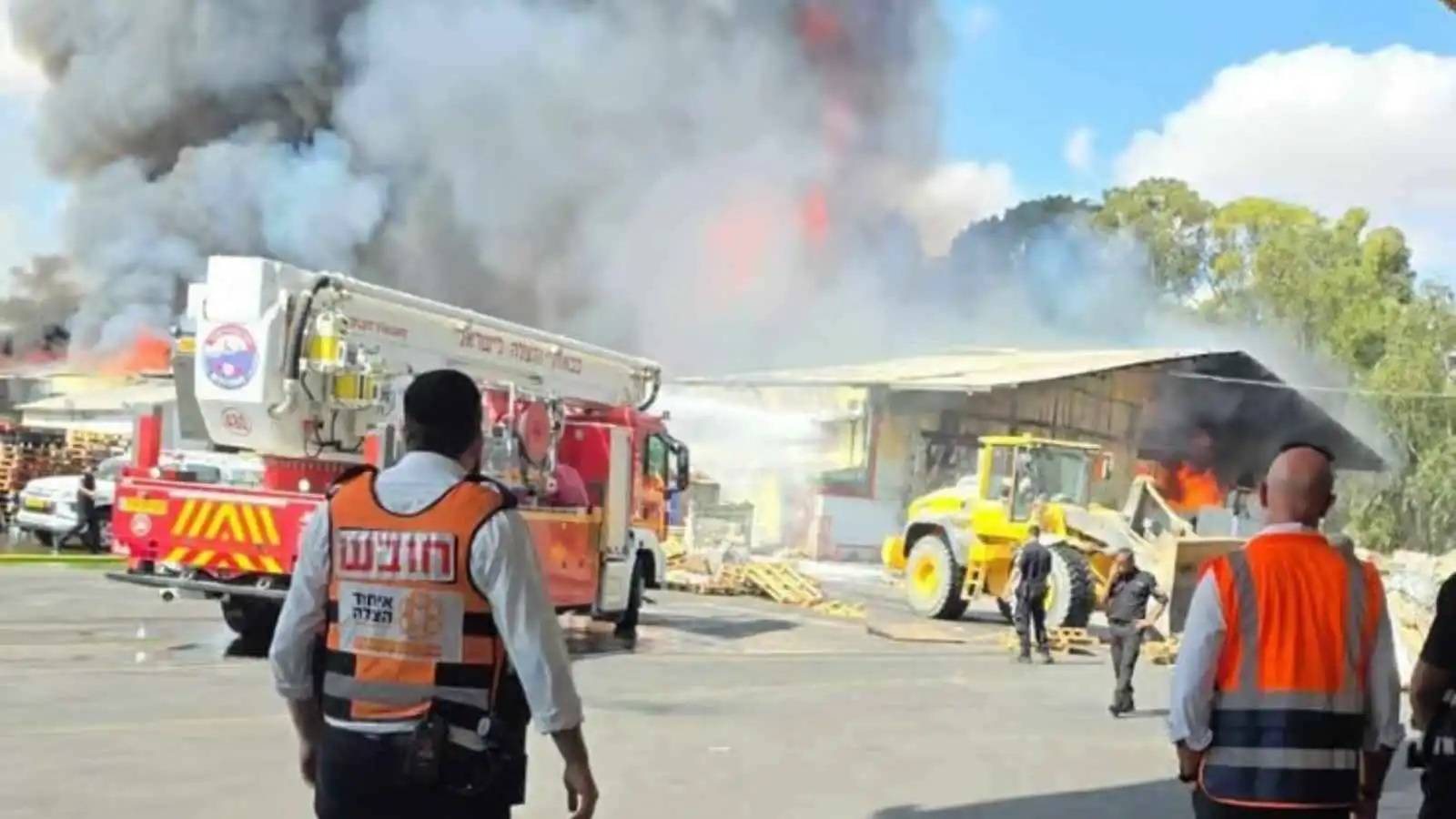 إخلاء مركز تجاري ومنطقة صناعية إثر حريق كبير في 