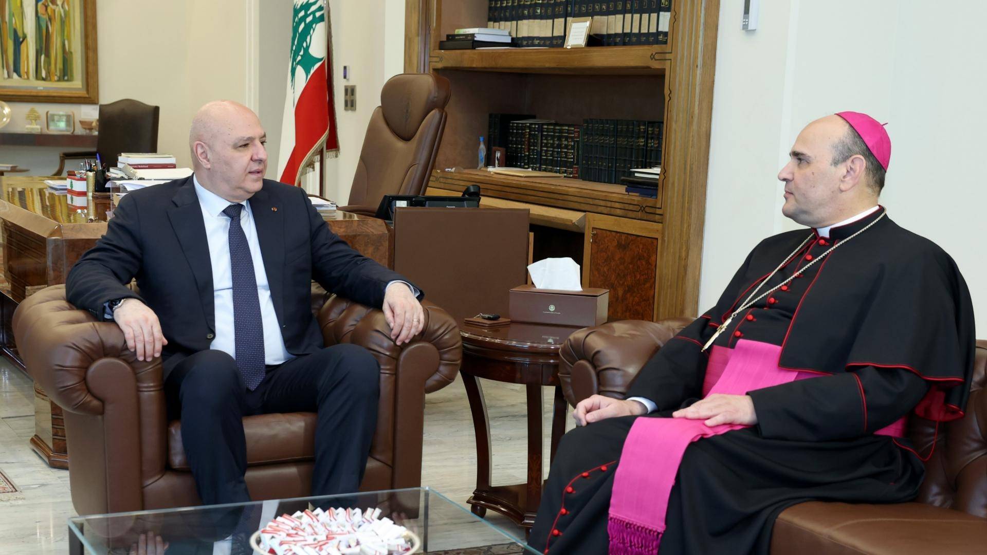 السفير البابوي يؤكد اهتمام البابا بلبنان خلال لقاء مع الرئيس عون