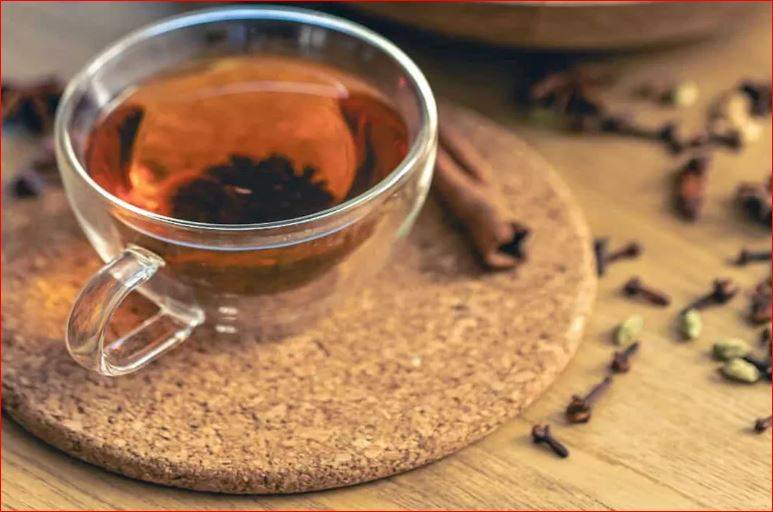 فوائد محتملة ومخاطر الإفراط في شرب ماء القرنفل