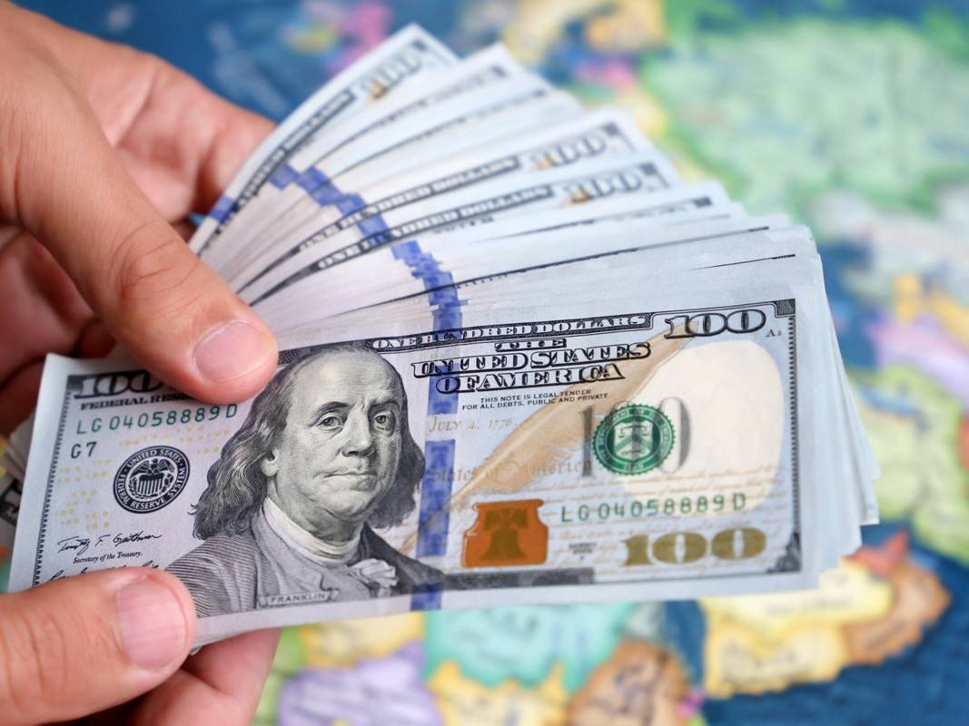 استقرار الدولار بالقرب من أعلى مستوياته