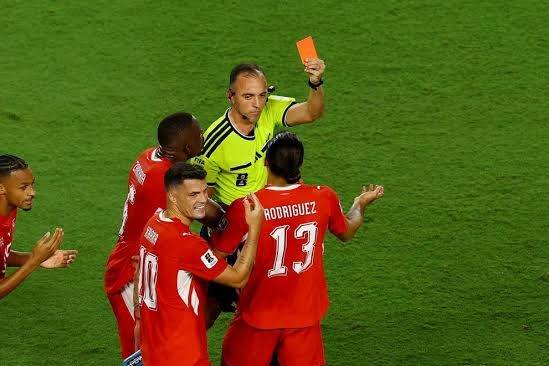 الفيفا يعترف بخطأ تحكيمي في المونديال غيّر مسار مباراة الأرجنتين وسويسرا