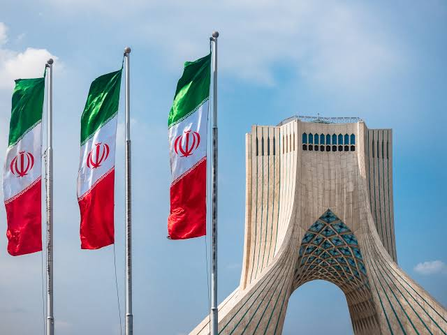 طهران تحذر من إغلاق هرمز أمام سفن تستفيد من أموالها المجمدة