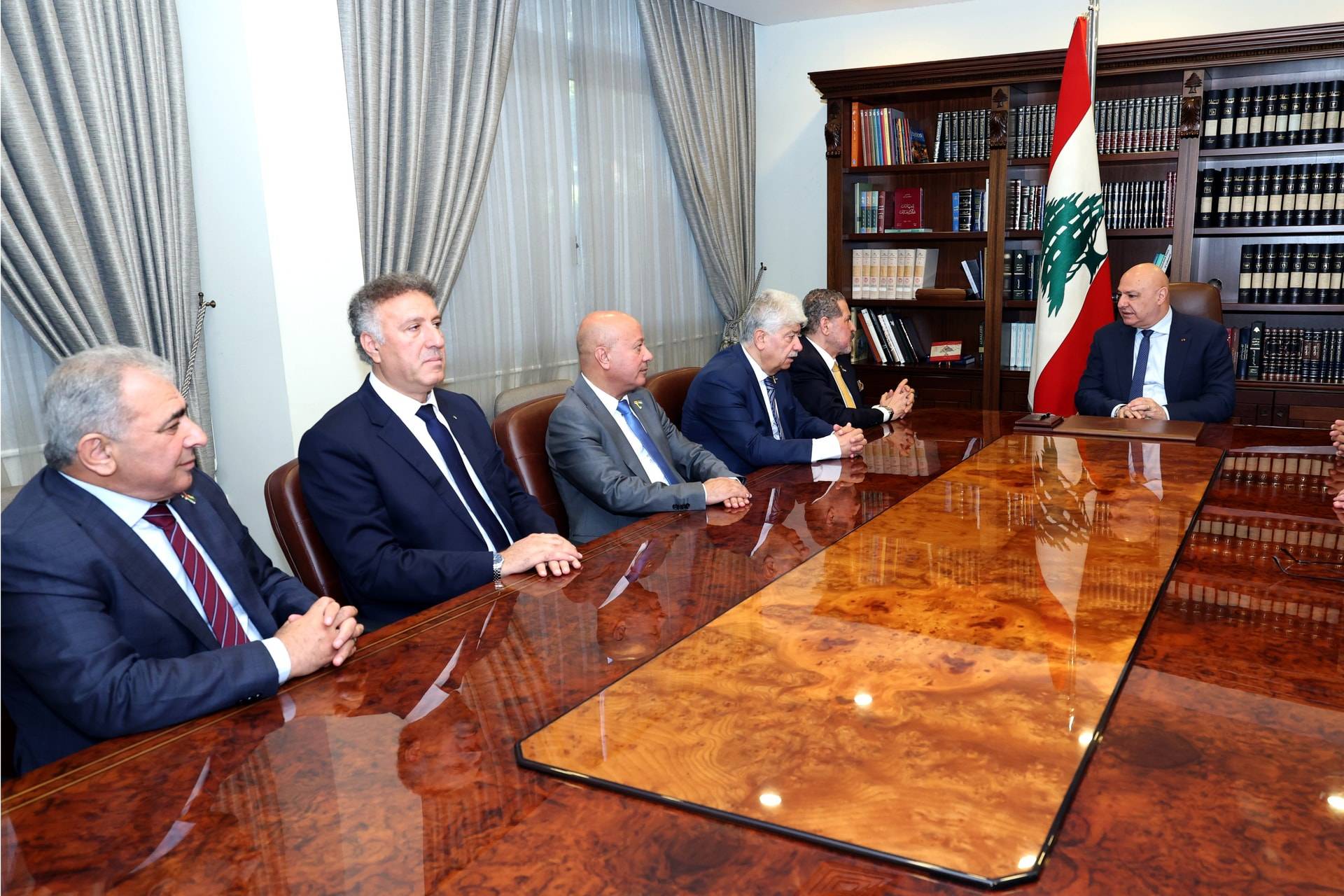 الرئيس عون لممثل الرئيس الفلسطيني: ضرورة الالتزام بقرار حصرية السلاح