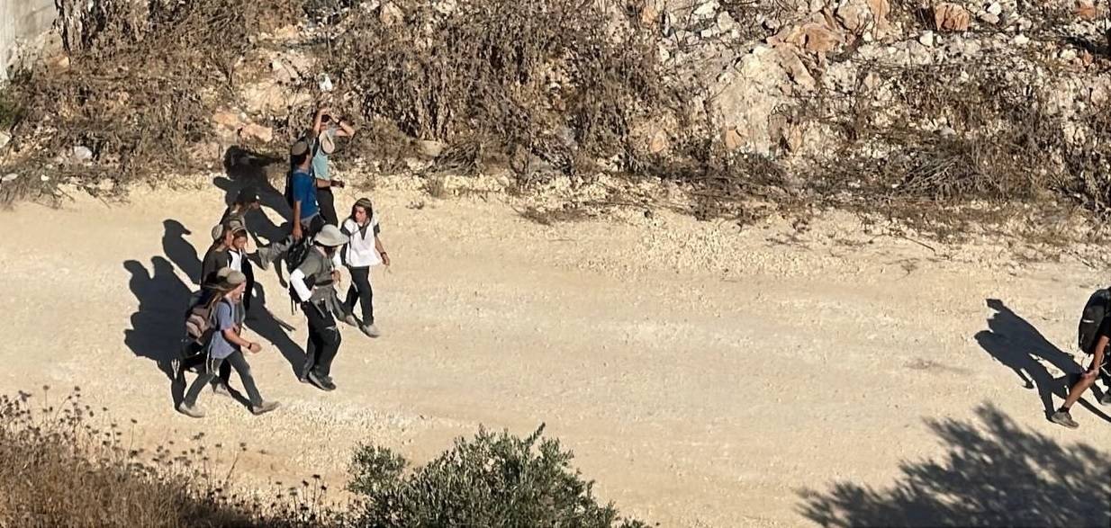 المستوطنون يقتحمون أطراف قرية تل والاحتلال يعتقل 7 فلسطينيين في نابلس