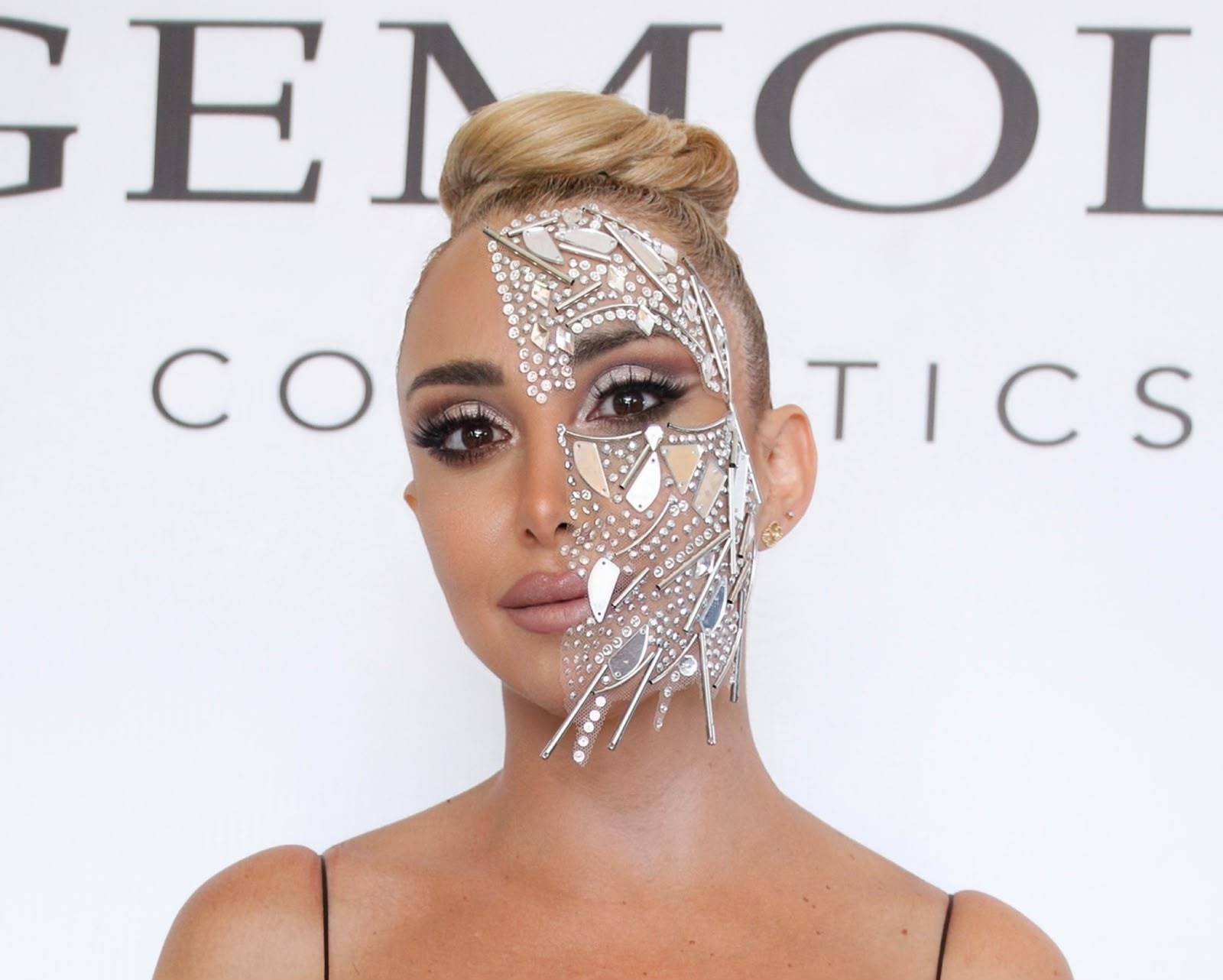 جورج فرح يكسر النمط التقليدي جامعاً الـ Artistic Makeup والغناء ضمن عرض واحد متكامل