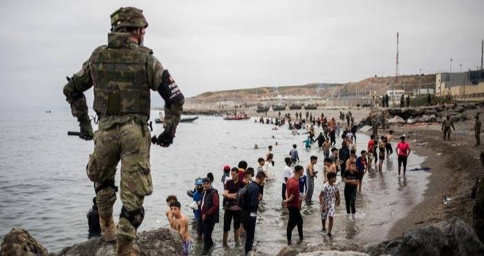 بعد تدفق 1500 مهاجر من المغرب... إسبانيا تستنفر قواتها في سبتة