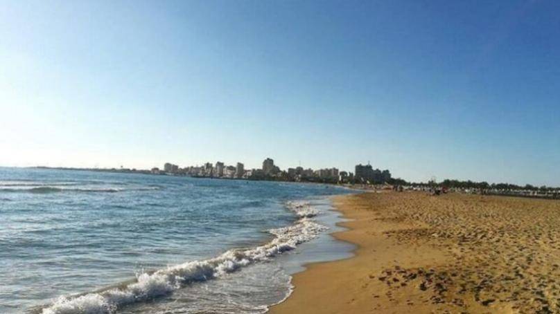 جرفتهما الأمواج العالية... غرق شابين قبالة شاطئ العقيبة والدفاع المدني يتحرك