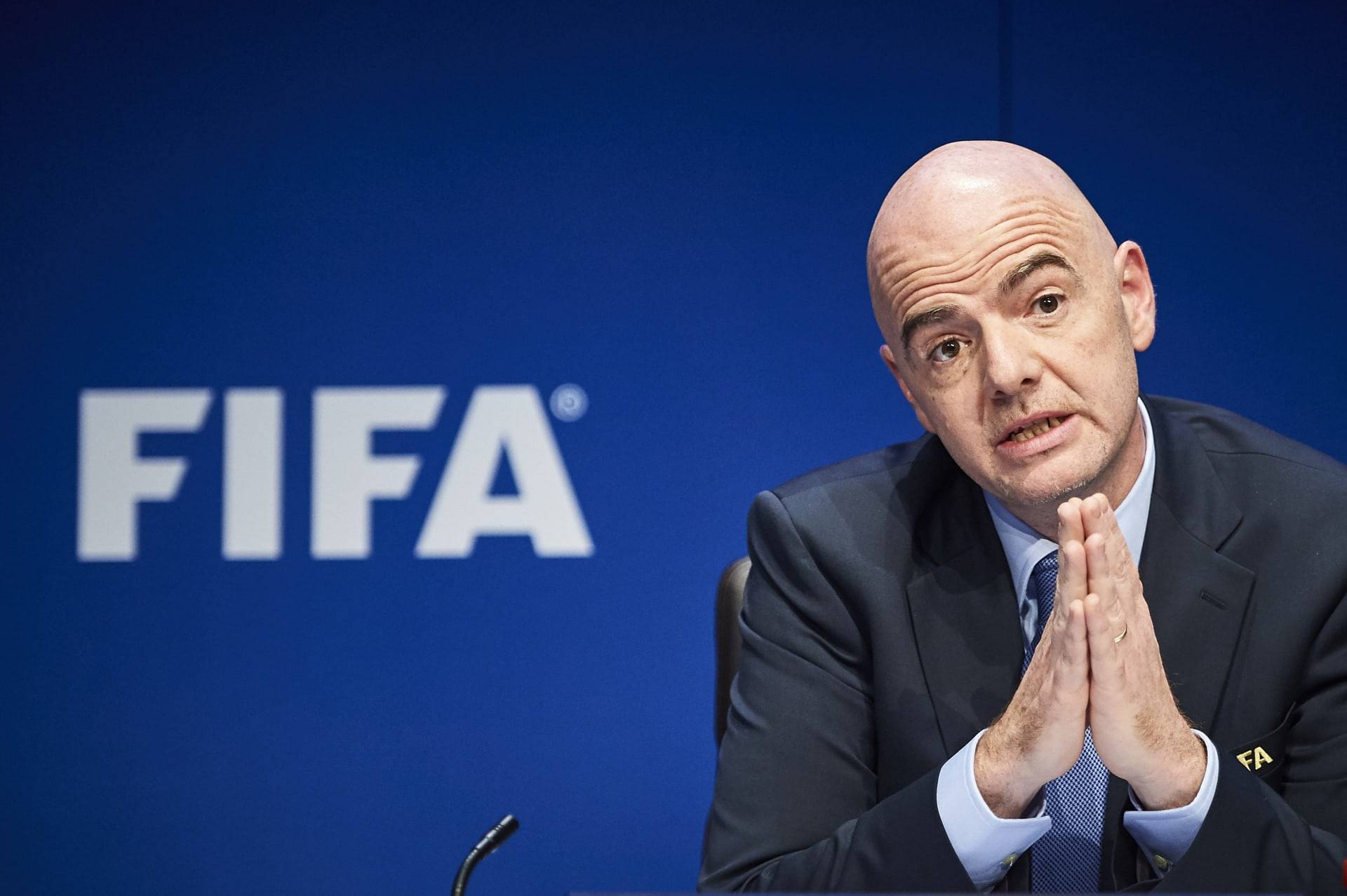 تراجع إنفانتينو عن بيع كأس العالم لا يوقف المطالبات برحيله