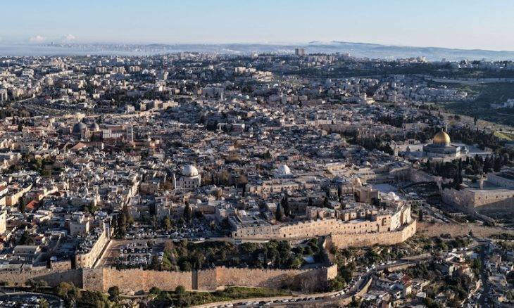 مستوطنون يعتدون على الكنيسة الأرمنية في القدس