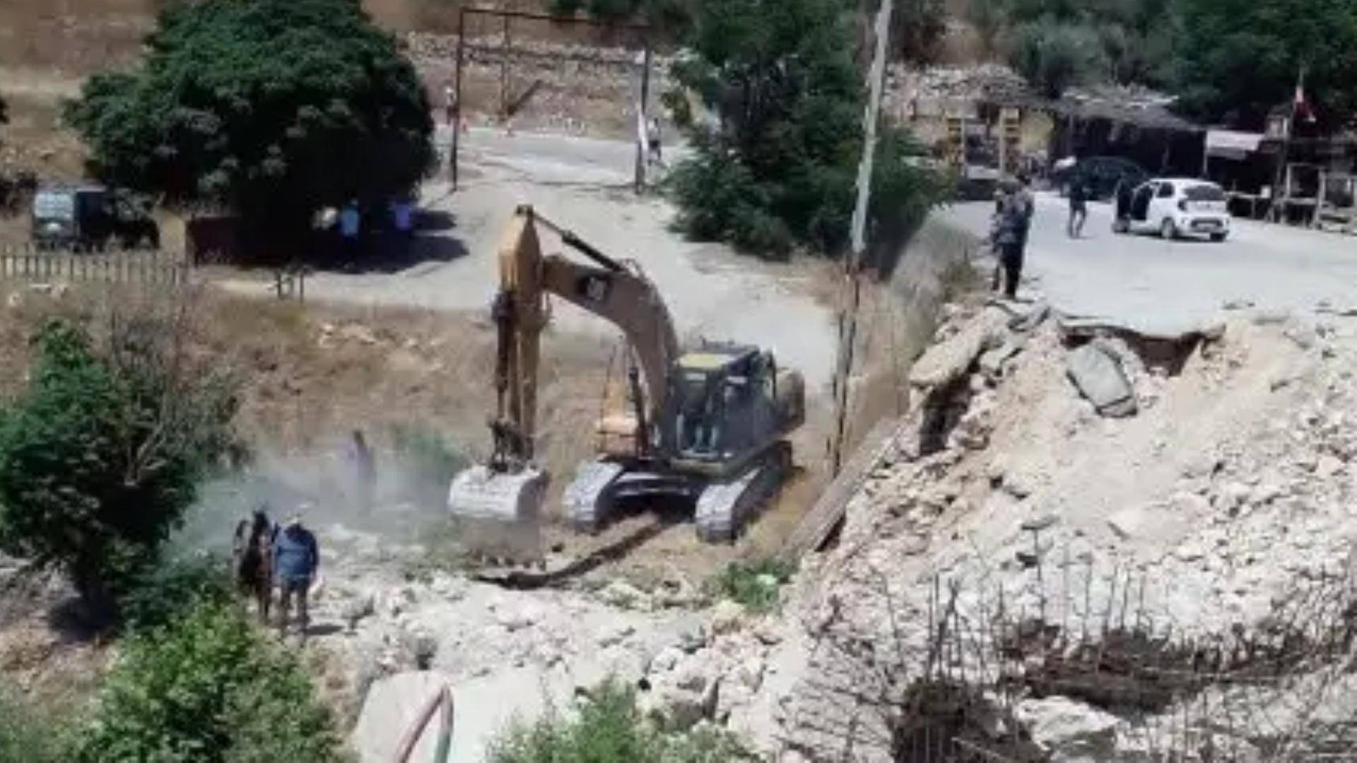 بعد استهداف الجسر... "الأشغال" تنشئ ممرًا مؤقتًا بين النبطية وبنت جبيل