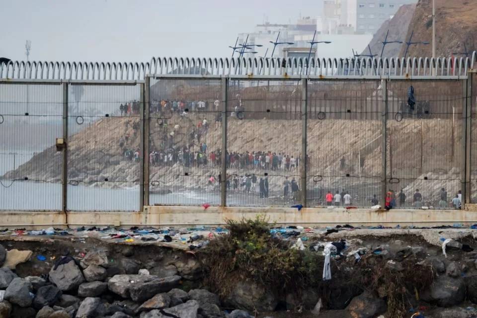 إسبانيا تركّب حاجزاً عائماً في سبتة بعد موجة عبور قياسية من المغرب