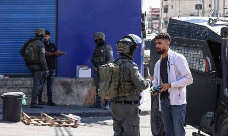 الاحتلال يعتقل 25 فلسطينياً بينهم أسرى محررون وصحافي