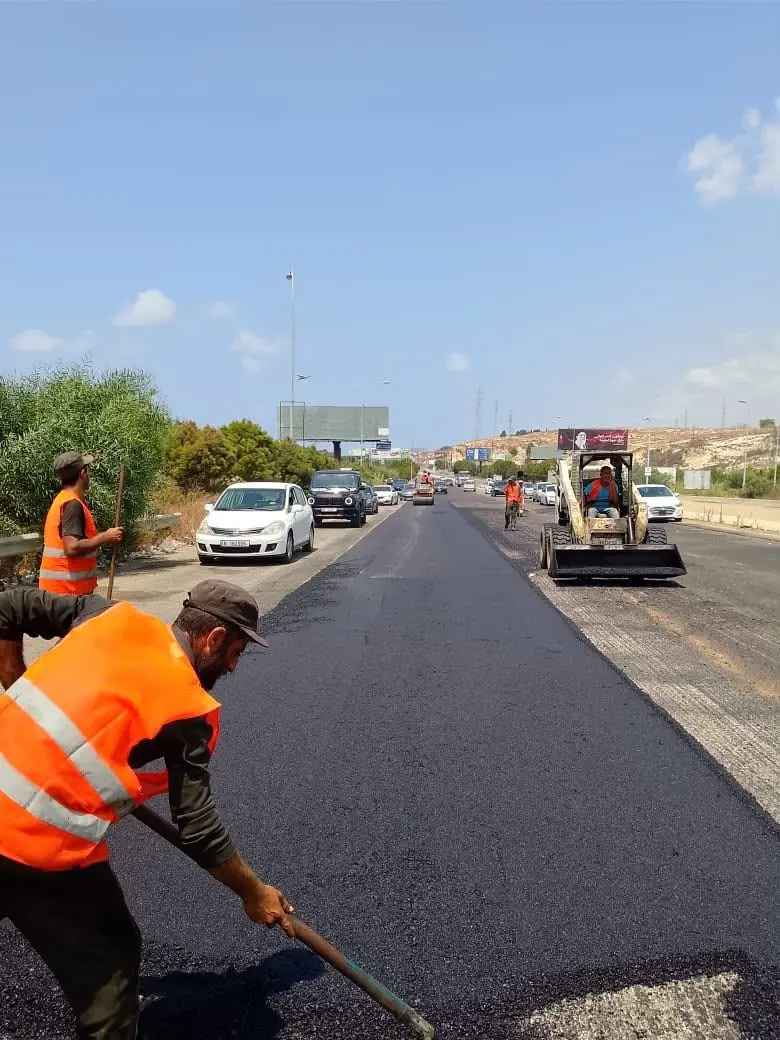 "الأشغال" تواصل تأهيل طرق الجنوب.. تزفيت وترميم على محاور رئيسية