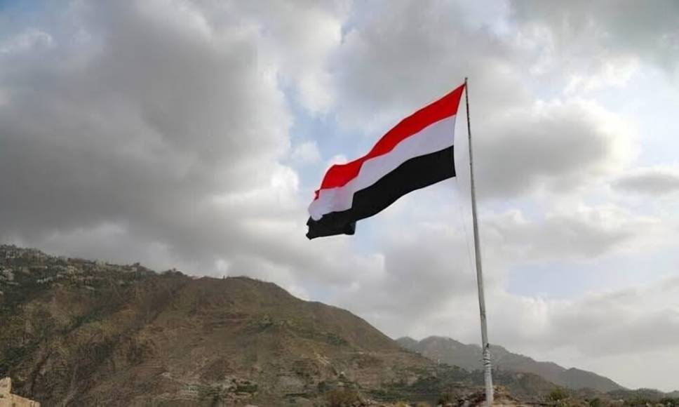 الحكومة اليمنية تدين هجوم الحوثيين على ميناء المخا وتحذر من تهديد الملاحة