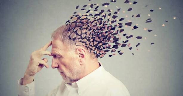 ألزهايمر المبكر.. مؤثرة كندية تنهي حياتها طوعًا قبل أن يفقدها المرض أهليتها