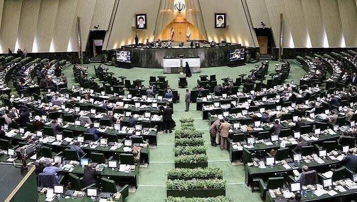 البرلمان الإيراني يقرّ مشروعًا لتنظيم الملاحة في هرمز