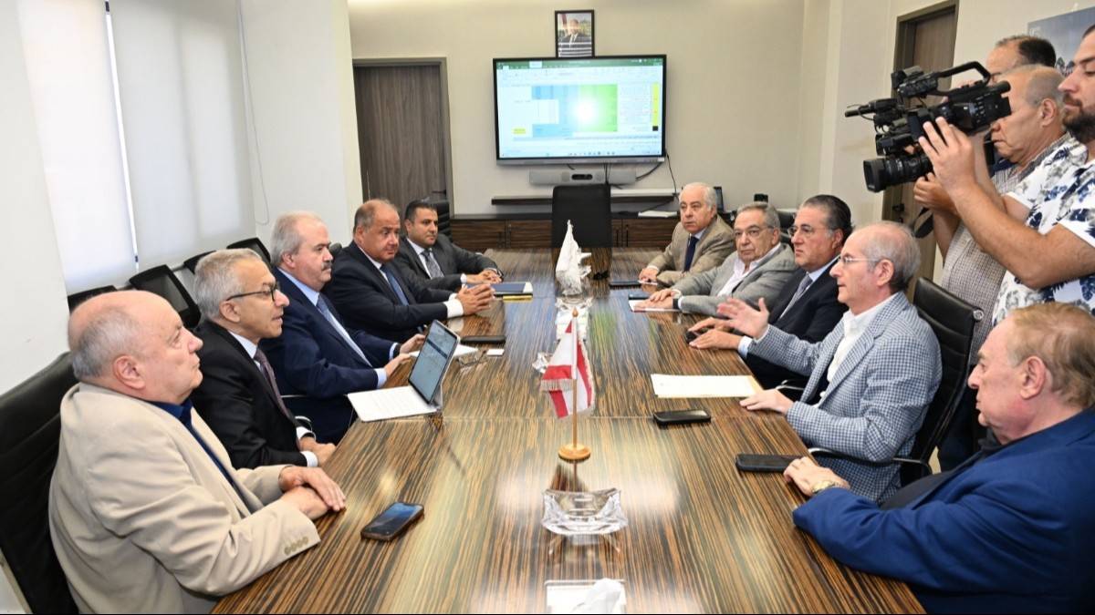البستاني يبحث مع المالية إلغاء الرسوم على الغذاء والمحروقات