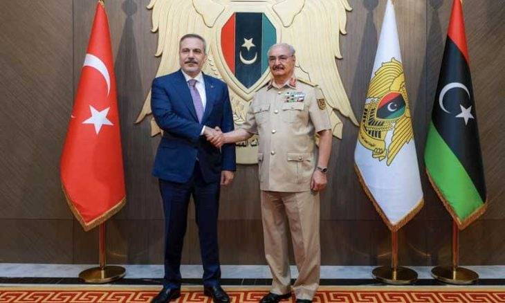 فيدان يلتقي خليفة حفتر في بنغازي خلال زيارته إلى ليبيا