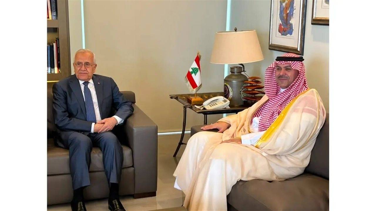 سليمان خلال لقائه الدوسري: السعودية صمام أمان للمنطقة