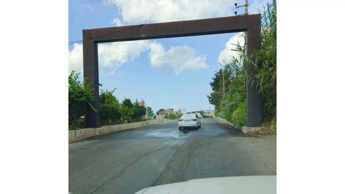 تسرّب مياه وحفرة وسط طريق صيدا – جزين... ومصلحة الليطاني تبدأ أعمال الصيانة
