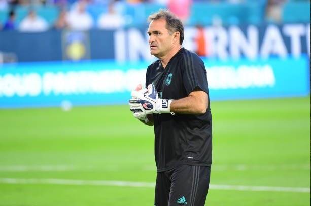 ريال مدريد يودّع مدرب حراس المرمى بعد عقدين من العمل