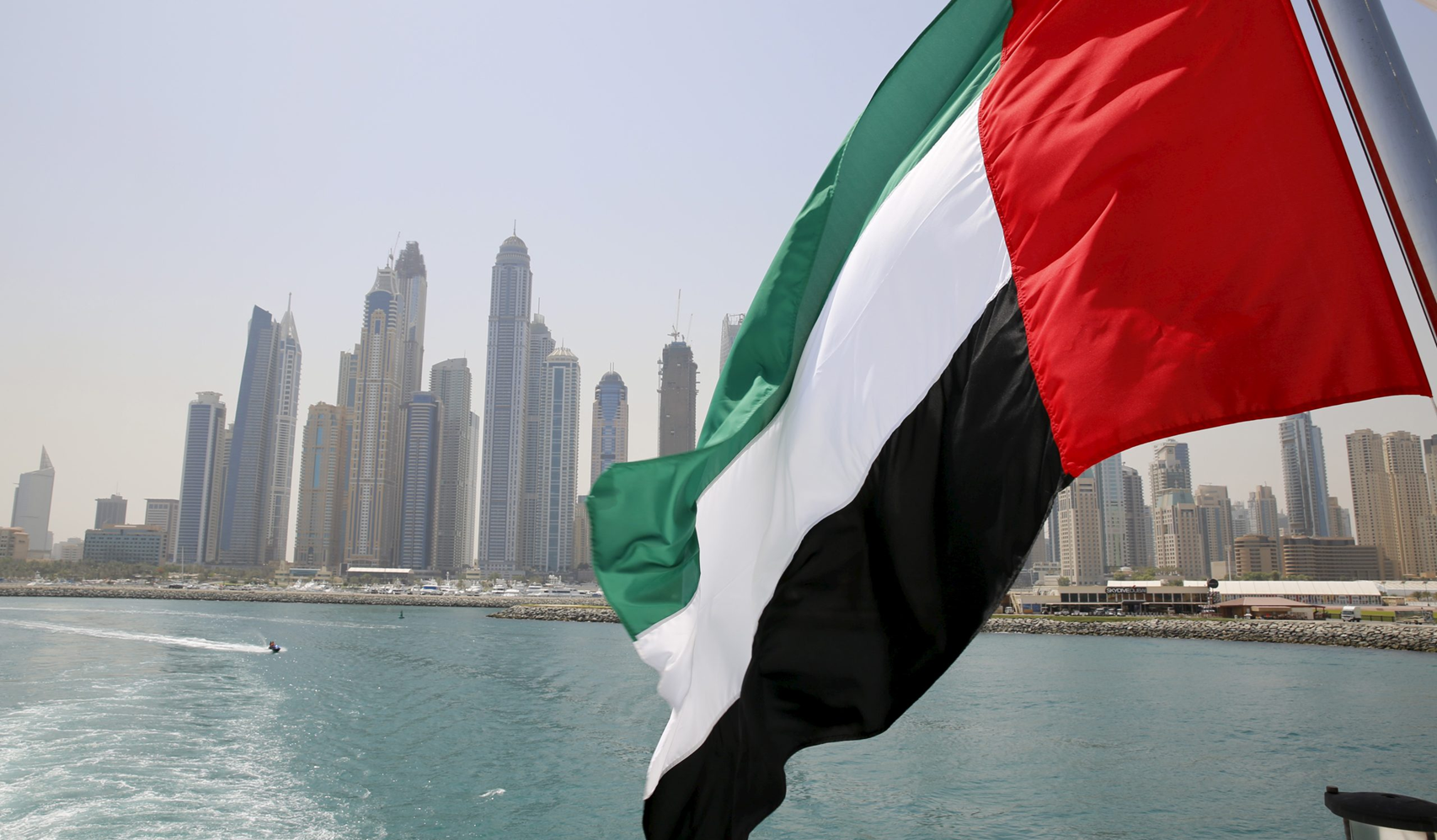 الإمارات ترصد تهديداً صاروخياً وتدعو السكان للبقاء في أماكن آمنة
