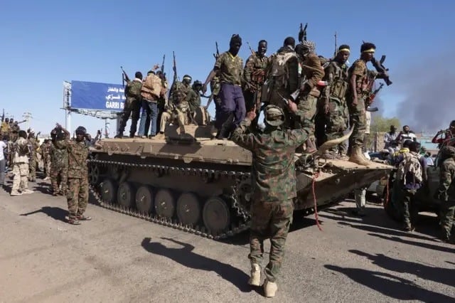الجيش السوداني يعلن انشقاق 318 عنصراً من "الدعم السريع" وانضمامهم لصفوفه