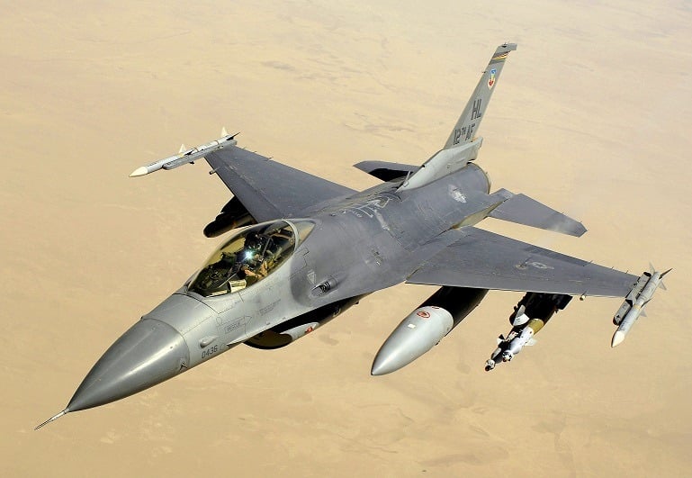 مقاتلة F-16 رومانية تدمر مسيّرة مفخخة قرب منشآت الغاز في البحر الأسود