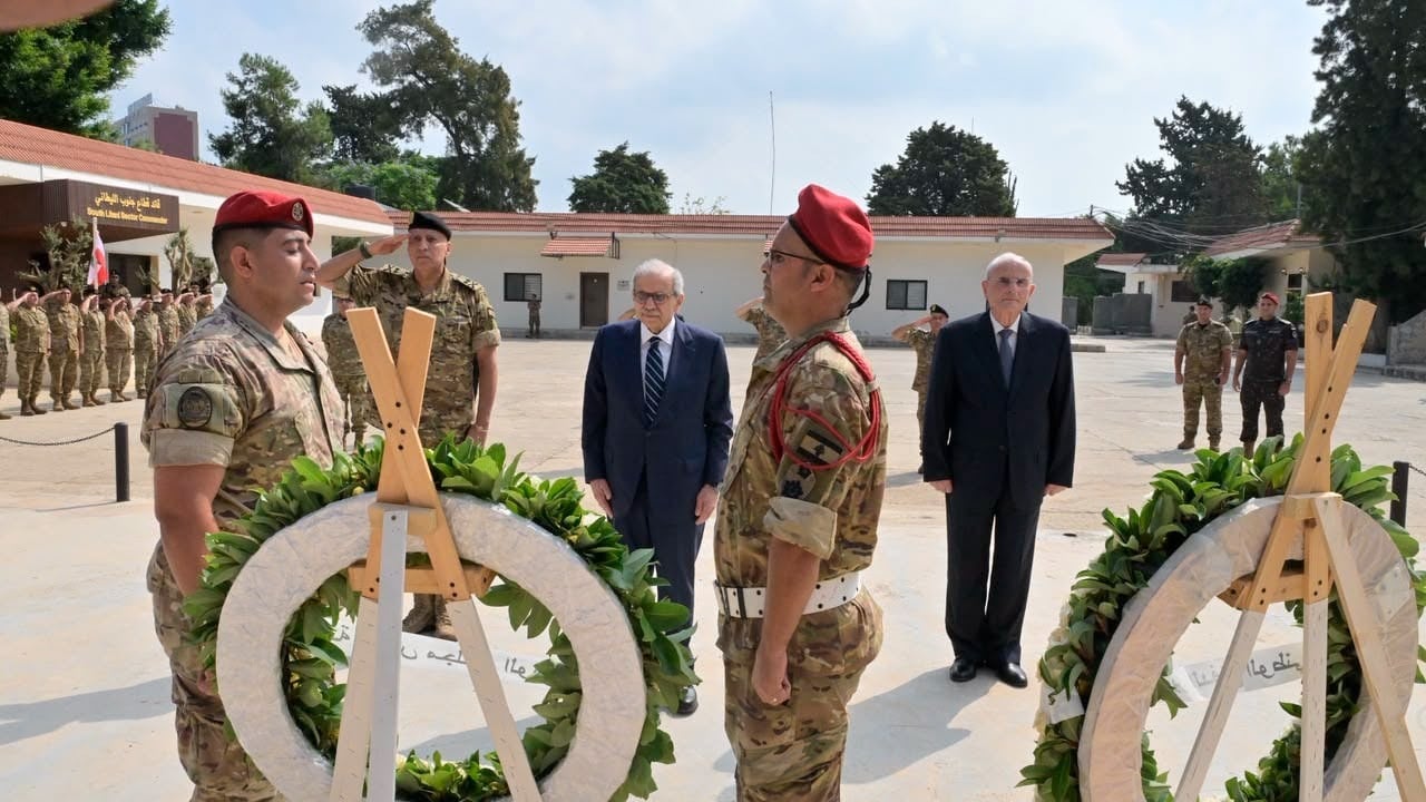الرئيس سلام وضع إكليلاً من الزهر على النصب التذكاري لشهداء الجيش اللبناني في ثكنة بنوا بركات بمدينة صور