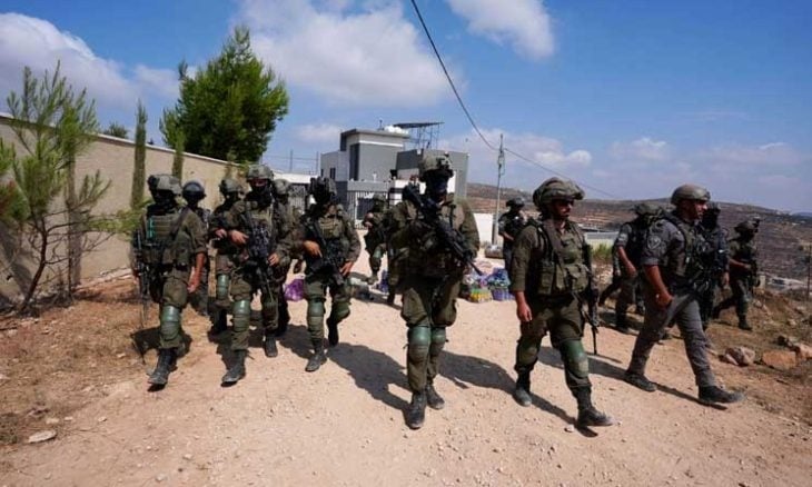 مستوطنون يواصلون حصار منازل فلسطينية في قصرة لليوم الـ11