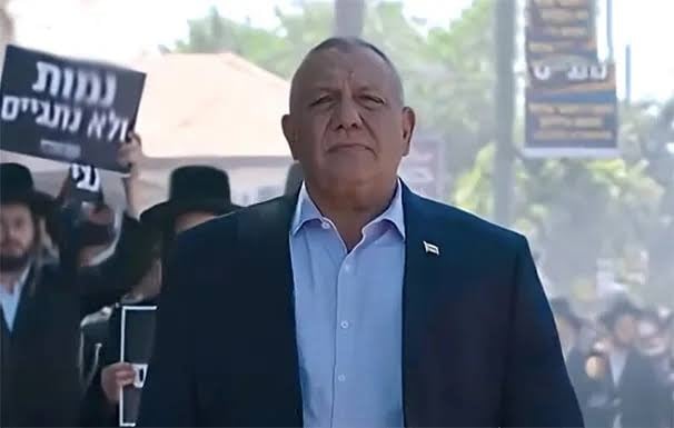 صحيفة معاريف الإسرائيلية: بحسب استطلاع رأي جديد أجرته الصحيفة، يواصل أيزنكوت تقدّمه ويوسّع الفارق مع حزب الليكود، ليحصل على 26 مقعدًا مقابل 23 مقعدًا لحزب الليكود.
وتقترب المعارضة من تحقيق الأغلبية المطلوبة (61 مقعدًا)، إذ حصلت على 60 مقعدًا، مقابل 49 مقعدًا للائتلاف و11 مقعدًا للقوائم العربية.