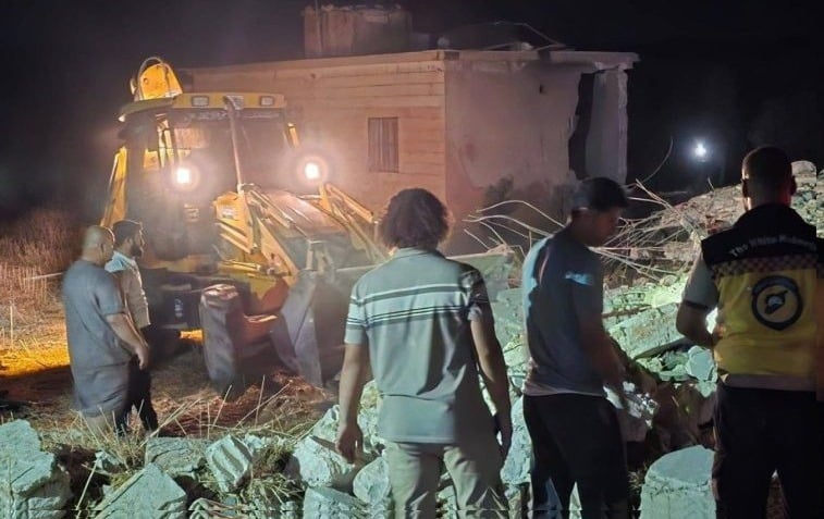 مأساة في جسر الشغور… انفجار من مخلفات الحرب يحصد أرواح عائلة ويصيب أطفالاً