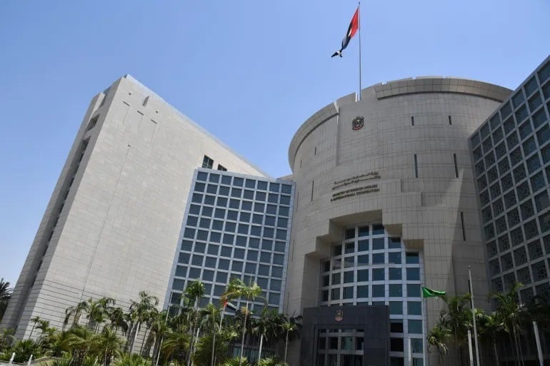 الخارجية الاماراتية: تعليق جميع عمليات التبادل التجاري والمعاملات المالية مع إيران حتى إشعار آخر.